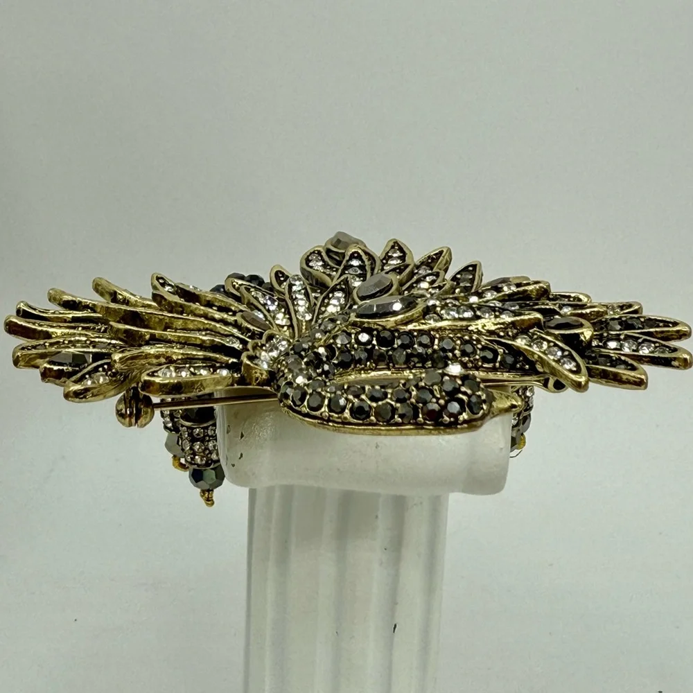 Heidi Daus “Graceful Beauty” Swan Brooch – Crystal Pave Statement Pin – Dangle - Picture 12 of 16